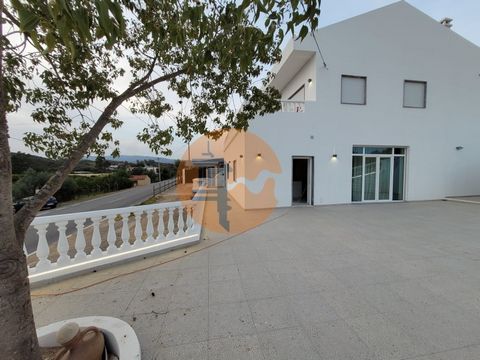 Ubicada en Rasmalho, municipio de Portimão, en una zona rural donde predomina la vivienda dispersa, esta villa tiene una piscina insertada en un terreno de 2.250 m2. Recientemente ha sido remodelado y toda la fontanería es nueva, así como la electric...