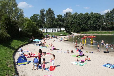 Met 2 slaapkamers is dit sfeervolle vakantiehuis in het Limburgse Arcen groot genoeg voor 4 personen. Dat is ideaal voor een gezin of een stel. Het park heeft een gedeeld zwembad waar je uren door kunt brengen. Het luxe vakantiepark Resort Arcen ligt...