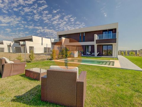 3 bedroom semi-detached villa on a Private Land of 500m2 near Praia de Islam Cinnamon, Ayamonte in a unique environment near the marshes, 400m from the beach, and very close to the golf course and the Marina of Islam Cinnamon. Villas have 3 bedrooms,...