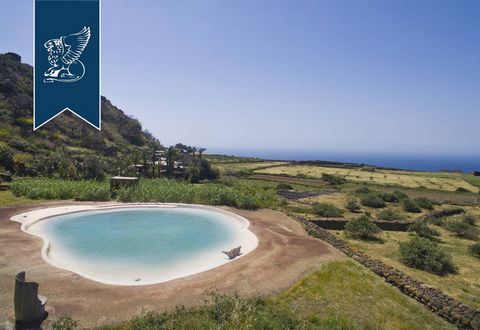 Immergée dans un paysage unique, avec une vue spectaculaire sur la vallée du Monastero et la mer de Pantelleria, cette magnifique propriété est à vendre. Le petit village est composé de plusieurs dammusi: bâtiments typiques de l'île, fruit de la...