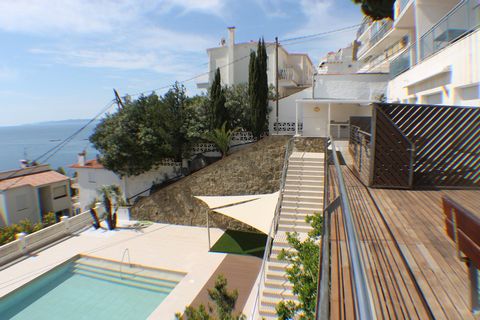 Questo accogliente appartamento sulla spiaggia con vista sul mare e sulla piscina si trova a Rosas, sulla Costa Brava, in provincia di Girona, in Catalogna. Rosas si trova sulla linea costiera settentrionale del Golfo di Roses, a sud di Cape Creus. L...