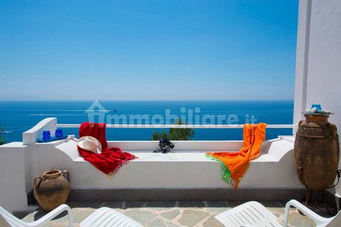Apartment in a small building of 3 residential units, located at the beginning of the pedestrian promenade leading to the Praia beach. The area is well served by a variety of shops and services, easily accessible on foot from the property and a few m...