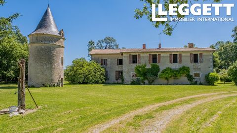 83524EVI79 - Magnificent 18th century logis estate located in the heart of the Poitou-Charentes region. The estate consists of a manor house, large outbuildings and three holiday cottages on almost 3 hectares of land. Situated in a quiet hamlet with ...
