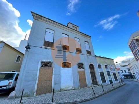 Das Palacete para Reabilitação befindet sich im Herzen des historischen Zentrums von Portimão, in der charmanten Rua do Comércio, einer Fußgängerzone voller Charme und Persönlichkeit. Die majestätische und imposante Fassade des Gebäudes dominiert die...