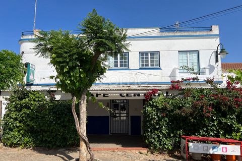 Identificação do imóvel: ZMPT555209 This property consists of three floors, with the shop located in the basement, the restaurant on the ground floor and the house on the first floor. The villa comprises a very spacious entrance hall, 3 bedrooms, two...