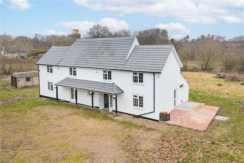 Fine and Country present to the market this detached residence located in a private plot approx. of an acre. The property benefits from having private long drive, gardens around the home, 4 large bedrooms, 2.5 bathroom/showers, 3 reception rooms and ...