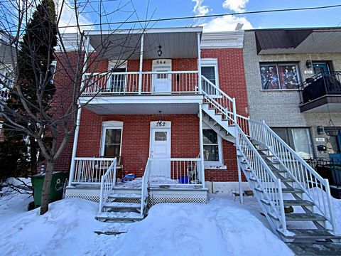 EXCELLENT FINANCIAL PRODUCT OR INCOME RESIDENCE! Duplex located in Mercier/Hochelaga-Maisonneuve, consisting of 2 x 5 1/2 including one occupied by the owner. Close to Parc Bellerive, municipal swimming pools, arena and sports center. Easy street par...