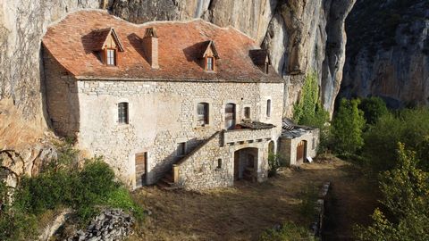 This semi troglodyte is located in a superb environment, without vis-à-vis, with a breathtaking view of the Cele valley. It benefits from approximately 100 m² of living space, a 30 m² garage, a 12 m² cellar and a pretty little barn on the cliff side ...