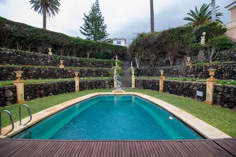Wunderschöne Luxusvilla mit mediterranem Touch auf einer Klippe direkt am Meer an der Nordküste Teneriffas in Los Realejos. Diese einzigartige Villa wurde sorgfältig mit erstklassigen Materialien auf einem Grundstück von 1038m2 Land gebaut. Das Haus ...