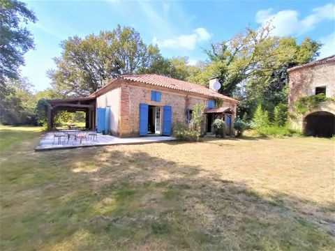 Close to Mont de Marsan, superb miller's house from the beginning of the 19th century, tastefully restored in respect of local materials and traditions. With more than 300 m2 of living space (279 m2 Carrez), about 80 m2 of living rooms and living roo...