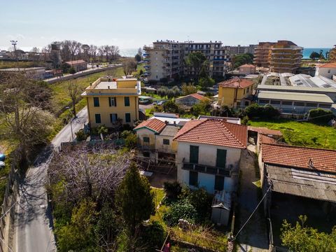 Just a few steps from the beach at Ventimiglia Nervia, which lies between the new expansion area of the Nervia park and the Roman archaeological park, a detached house of around 150 m2 spread over two floors and 300 m2 og garden, is available for ren...