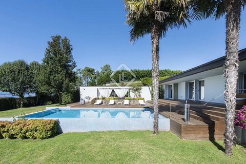 This beautiful house is located just outside the city of Vilagarcía de Arousa in a very quiet area overlooking the estuary. It sits on a large plot with a swimming pool and a large deck and chill-out area. The property has a unique design carried out...