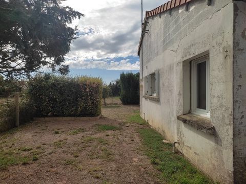 Come and discover from Particulier to Particulier this house in the town of Jard sur mer. Common dynamic winter and summer. Ideally located between the sands of Olonne and La Rochelle, 2 km from the sea and 1 km from shops. The property to renovate c...