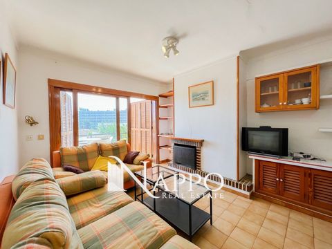 Nappo Real Estate offers for sale this spacious and functional flat overlooking the bay of Alcudia, located on the second floor of a building located on the promenade leading to the beach, with all the necessary services at your fingertips, souvenir ...