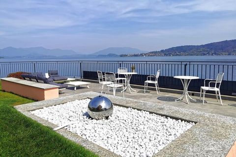 U woont in een vakantieappartement, sommige verdeeld over 2 verdiepingen, met gedeeltelijk uitzicht op het meer en een klein balkon in een comfortabele en elegante residentie nabij het centrum van Meina, direct aan het Lago Maggiore. Het complex besc...