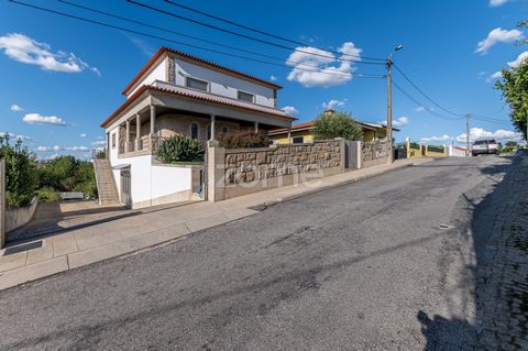 Identificação do imóvel: ZMPT560990 3 bedroom villa, independent, with balconies, gardens, swimming pool and garage with 220m², in a residential housing area, in Felgueiras Location: Located on Rua Verdial Horácio de Moura, Residential Area of ​​Hous...