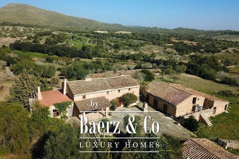This large plot of 419.000 m² with an century-old house to be renovated offers you the opportunity to own a unique property. It is located between the charming villages of Sant Llorenç and Artà in an elevated position, which allows for spectacular pa...