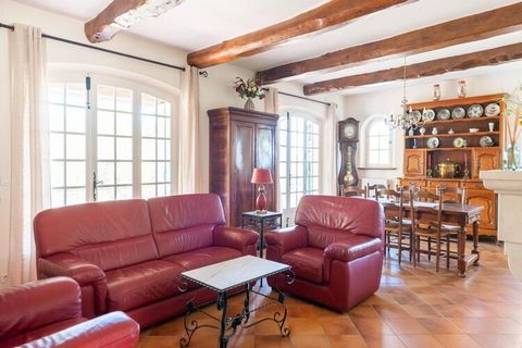 Charming Provençal villa 10 minutes walk from the center of Vidauban. This charming accommodation is ideal for holidays with family or friends in the heart of Provence. The owner lives in a separate part of the main house. You can get bread on foot i...