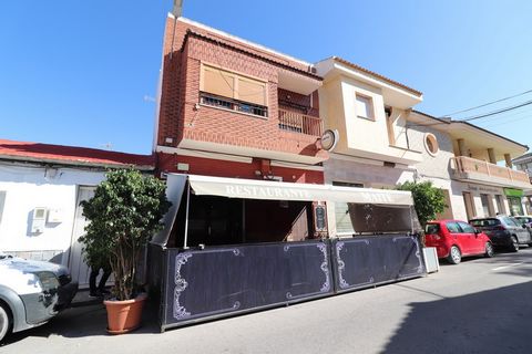 Bedrijfstype: Spaanse Bar Restaurant (FREEHOLD) + Appartement met 3 Slaapkamers Goed gevestigde Spaanse bar restaurant op het zuiden in het hart van Benijofar, een bruisend dorp tussen Rojales en Ciudad Quesada. Gelegen vlak bij de hoofdweg op een pr...
