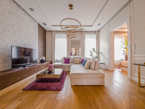 Se vende una propiedad de lujo renovada de 100 metros cuadrados en el distrito 5 de Budapest, en la sección de Belgrád rakpart cerca del Vásárcsarnok. El apartamento está situado en el tercer piso de un edificio ecléctico en esquina, en la esquina de...