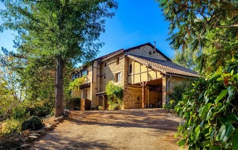 EXCLUSIVE TO BEAUX VILLAGES! Restored within the last 12 years, this lovely renovated former wine growers property stands in peaceful lawned grounds of 8500m2 and has its own well. The main living areas are large, elegant and bright and retain many o...