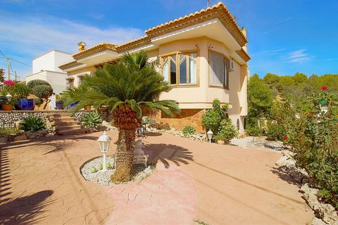 Charming rustic style villa with sea views in Central Torremolinos 450m2 built, 6 Bedrooms, 3 Bathrooms and with 2 separate gates allowing to make 2 independent homes for 2 families, on a plot of 850m2. With a low maintenance garden, and a bright and...