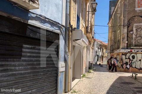Building devoluto for housing or investment Building consisting of 3 floors and the possibility of using a floor with an area per floor of 100 m2, the need for total remodeling located in the historic center of Setúbal and near Miunicipal Chamber of ...