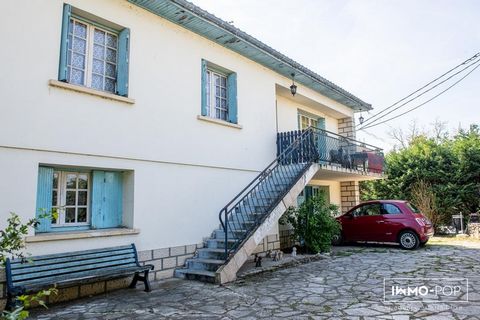 Immo-pop, the fixed price real estate agency offers this house R + 1 of 200m2 facing South on a plot of 2750m2 located in Pujols, as close to Villeneuve-sur-Lot (3km), shops and schools. It consists, on the ground floor, of the garage, a summer kitch...
