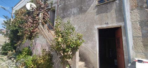 2 bedroom villa with storage room/annex Property to recover, consisting of two floors - ground floor with bathroom, living room and a bedroom. The 1st floor has a kitchen, hall, living room and another bedroom. * 2-bedr. house with storage room/annex...