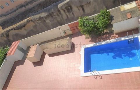 Beautiful corner penthouse, furnished, with two bedrooms located in the center of La Pobla de Mafumet, it has a full bathroom with hydromassage, a 20 M2 living-dining room with access to an 8 M2 terrace, heat and cold pump, double glazing. chamber an...