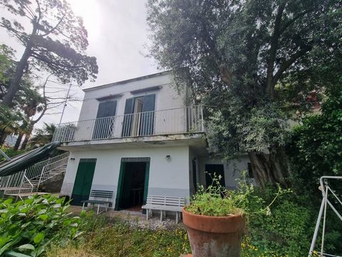 Castellammare di Stabia, via Fratte, single villa on two levels located in a residential area outside the critical areas of the city centre, enjoying complete tranquility and an exclusive view of the Gulf of Naples and Castellamare di Stabia. The pro...