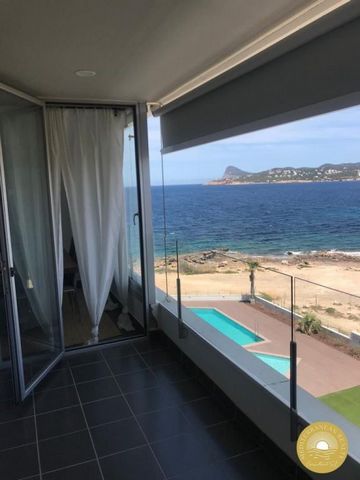 Opportunity on the SeafrontThis charming apartment for sale is located in the coveted seafront area of Cala de Bou, offering an idyllic living experience with direct panoramic views of the beach and the sea. The property boasts a spacious terrace tha...