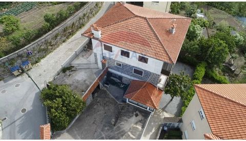 2 bedroom villa consisting of 1 kitchen with good dimensions, 1 common room, 1 bathroom, 2 bedrooms a small living room, garage for two cars and storage. Access to the villa is made from the main street to an all-paved distribution yard that is likel...