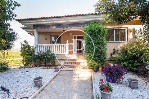 315 sqm house with Terrace and views in Alberique.The property has 5 bedrooms, 3 bathrooms, swimming pool, fireplace, 1 parking space, fitted wardrobes, garden, heating and storage room. Ref. VV2105034 Features: - SwimmingPool - Terrace - Garden
