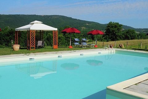 Deze sfeervolle boerderij in Umbrië heeft een zwembad en een privéterras. Er is 1 slaapkamer waar maximaal 4 gasten in kunnen verblijven. Deze optie is ideaal voor een stel dat wil genieten van de sfeer in Umbrië. Je kunt ‘s ochtends een sportieve oc...
