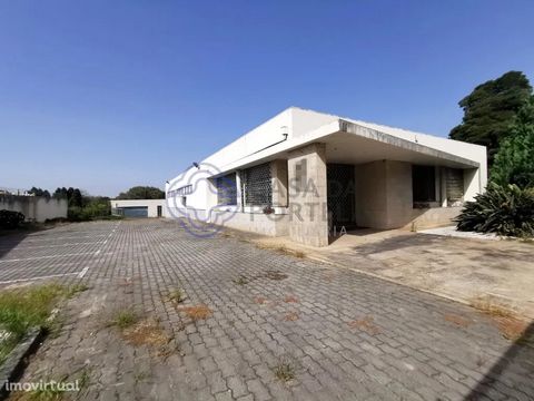 Excellent industrial warehouse, where worked goldsmith factory, with all the amenities for office, factory and reception of customers. With a construction area of 600m2, and implanted in a land with 1700m2, this building has a working / factory area,...