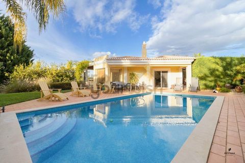 Fantastic exclusive T3+1 villa with 217 m2, in a gated community, within the Gramacho golf course, 15 minutes from the beach.Elegant, balanced and captivating, it is presented in all its splendor both inside, fully equipped and ready to use, and outs...