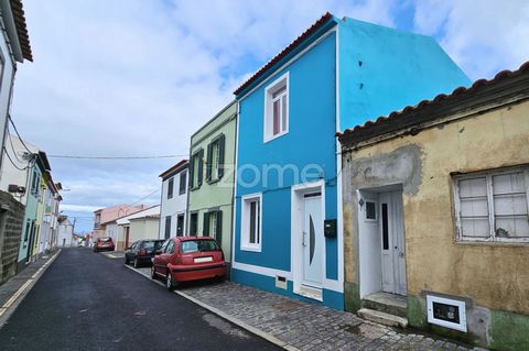 Identificação do imóvel: ZMPT562486 2+1 bedroom house located in the parish of Ribeirinha, very close to the Porto de Santa Iria and 5 minutes from the city of Ribeira Grande. The house is in excellent condition, ready to live in, and with easy parki...