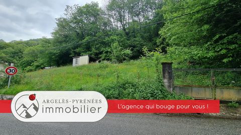 Sur les hauteurs de la commune de Luz Saint Sauveur, dans un quartier calme, terrain constructible de 886 m2 avec garage. Les réseaux (électricité - tout à l'égout - eau) se trouvent en bordure du terrain. A visiter sans tarder !  