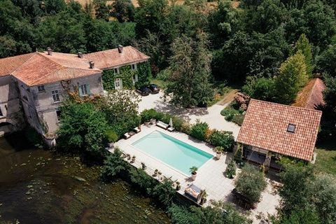 EXCEPTIONNEL - A proximité d'Aubeterre, imaginez un lieu magique en bordure de rivière sur 1,3 ha et dans un état exceptionnel, présentant de superbes vues sur l'eau et la campagne boisée. La maison développe une superficie habitable total d'environ ...