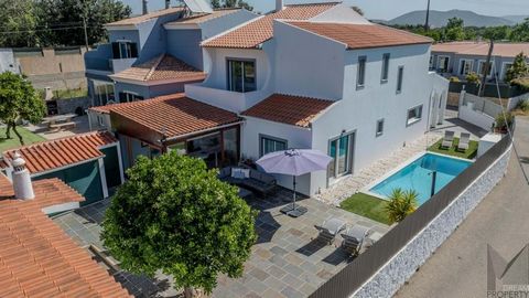 Excellent 3+1 bedroom villa, located on the outskirts of Vilamoura, just 3 km from Vilamoura Marina and beaches, 1 km from the famous Old Course and 20 km from Faro International Airport. This villa, with excellent sun exposure, has a floor area of 1...