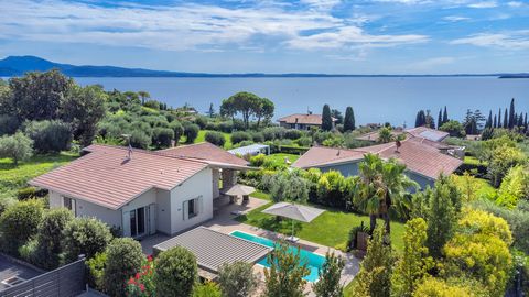 Garda Haus Padenghe bietet diese charmante freistehende Villa in Manerba del Garda, nur 1 km vom Strand entfernt, zum Verkauf an. Die Villa ist auf zwei Ebenen entwickelt: Im Erdgeschoss finden wir einen großen Wohnbereich, von dem aus Sie den See be...