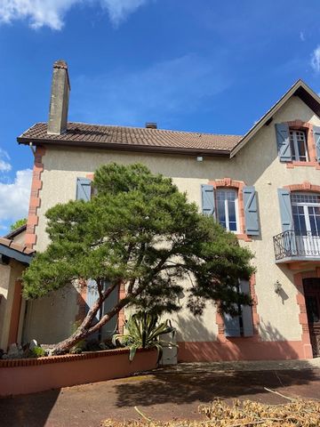 Es besteht die Möglichkeit, diesen ehemaligen Restaurantraum in ein Wohnhaus umzuwandeln, wodurch eine Gesamtfläche von 140 m2 und ein Innenhof von 89 m2 entstehen. Möglicher Loft- oder klassischer Grundriss. Ein Kamin, ein Raum mit offenem Dach für ...