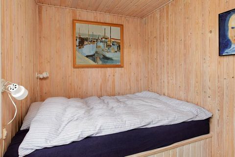 Casa de vacaciones con una ubicación única junto a las dunas y el mar junto a la playa para niños al norte de Ålbæk. Puede disfrutar de un baño en la bañera de hidromasaje y una excursión a la sauna después de un paseo por la zona. La cabaña está bie...