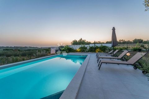 On the market is a modern furnished villa in the small village of Crno, near Zadar. This 190m2 villa is located on a beautiful plot of approx. 2000 m2 and represents an oasis of peace, quiet, and privacy. The villa offers a magnificent view of its ga...