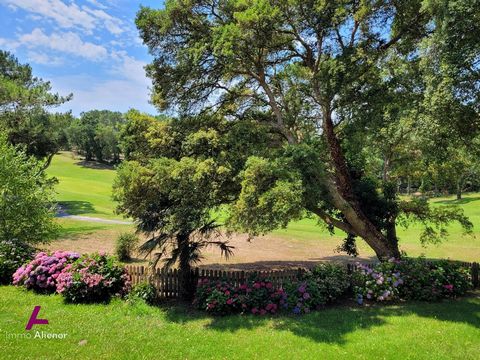 Situé dans une résidence avec piscines, jeux pour enfants, et autres prestations, ce magnifique appartement de deux pièces offre une vue imprenable sur le golf de MOLIETS. Il se compose d'une chambre confortable, d'une salle de bains moderne, d'un WC...