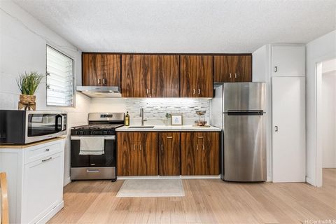 Welcome to urban paradise in Makiki! Discover prime city living in this charming 1 bedroom, 1 bathroom corner unit nestled in a low-rise building with low association and maintenance fees. Step inside to find newly completed flooring that adds a touc...