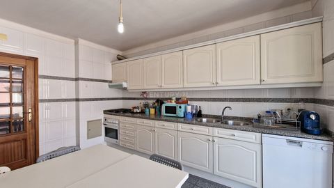 Appartement de 3 chambres situé dans le centre de la ville de Viseu. Il se compose d’une cuisine, d’un salon, de trois chambres, dont une suite et d’une salle de bain complète. L’appartement dispose d’une pré-installation du chauffage central. Il dis...