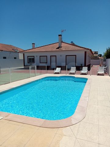 Villa de 4 chambres avec piscine dans la ville de Vendas Novas. Maison, comme neuve, dans un quartier calme avec un accès facile. Comprenant 1 suite avec armoire et salle de bain avec douche, trois chambres (une utilisée comme bureau, un petit débarr...