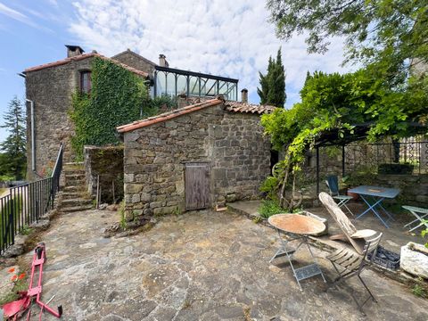 Plongez dans le charme de cette propriété unique, ayant appartenu au Marquis de Rocozels, située dans un hameau paisible à proximité des célèbres sources thermales d'Avène. Cette ville thermale, renommée pour ses eaux apaisantes et ses traitements mé...